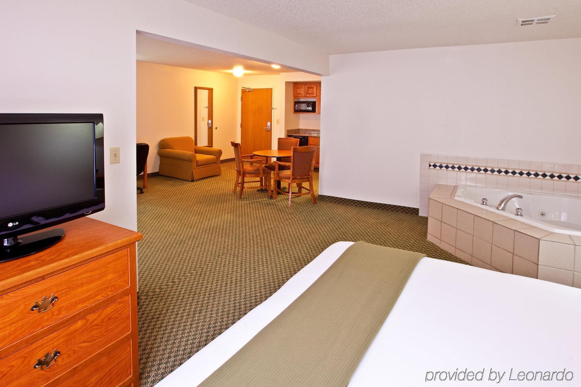 Holiday Inn Express & Suites Logan, An Ihg Hotel Zimmer foto